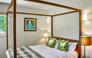 7 bedrooms, travel crib, free WiFi, bed sheets - 7 bedroom stunning home in Bluffy (Bluffy)