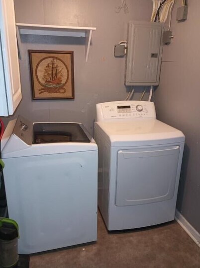 Cozy 2-bedroom home 1 bath in DeWitt full kitchen Enclosed back yard, fire pit 