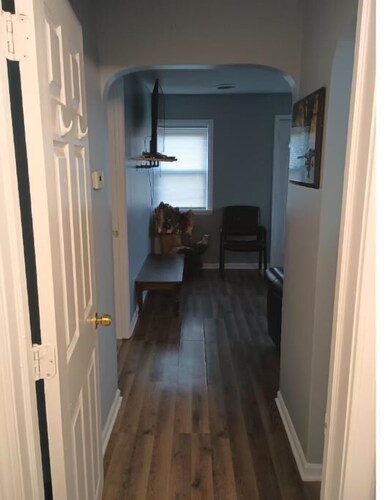 Cozy 2-bedroom home 1 bath in DeWitt full kitchen Enclosed back yard, fire pit 