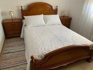 3 bedrooms, iron/ironing board, travel crib, bed sheets - Casa Noval, Zona Rural en el Centro de Asturias (Cueto de San Julian)