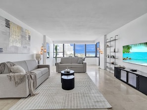 TV - Oceanfront Beach Retreat Beach Service 502 (Miami Beach)