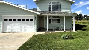 A two-story house with a garage, a covered porch, and a small front yard. - Caddy Shack 2- Charming 3-bedroom totally remodeled with AC and WiFi in Montrose (Montrose)