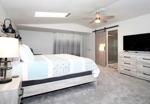 Caddy Shack 2- Charming 3-bedroom totally remodeled with AC and WiFi in Montrose