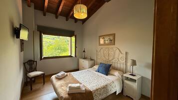 3 bedrooms, iron/ironing board, travel crib, WiFi
