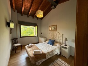 3 slaapkamers, een strijkplank/strijkijzer, reisbedje, wifi