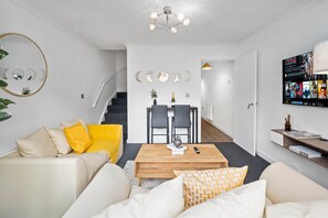 2 bedrooms, Internet - Cute Modern Mews Home in Oldbury (Oldbury)