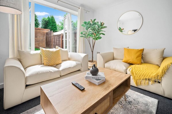 2 bedrooms, Internet - Cute Modern Mews Home in Oldbury (Oldbury)