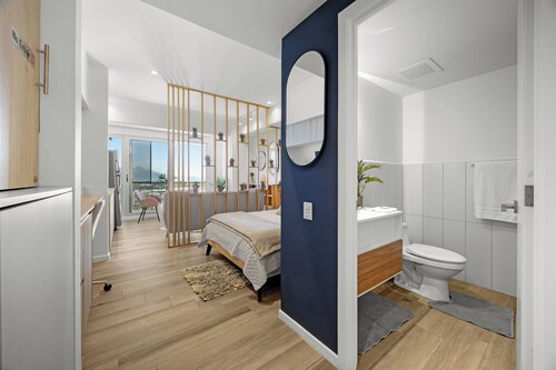 Panoramic Airport Views - 11th Floor Apartment