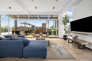 Televisión, libros y monitor de computadora 