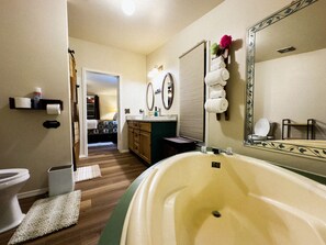 Hair dryer, bidet, towels, soap - Cozy Cabin in Strawberry Arizona (Pine)