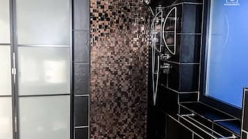 Douche, sèche-cheveux, serviettes fournies