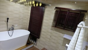 Ein modernes Badezimmer mit freistehender Badewanne, Toilette und Waschbecken.