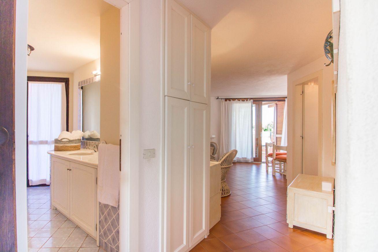 Une chambre d’hôtel avec salle de bain, un coin repas et vue sur l’extérieur.