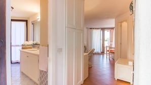 Ein Hotelzimmer mit Bad, Essbereich und Blick nach draußen.