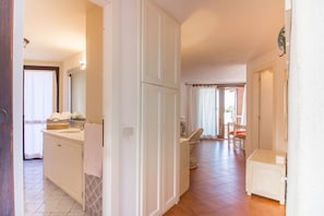 Hotellihuone, jossa on kylpyhuone, ruokailutila ja näkymä ulos.