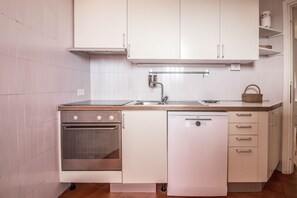 Réfrigérateur, micro-ondes, plaque de cuisson, lave-vaisselle