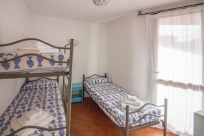 2 bedrooms, iron/ironing board, WiFi, bed sheets - Comfy 96 sqm apartment, perfect for 5 guests. It boasts a veranda with lovely sea views, ideal for outdoor dining and relaxation. We are in the Cala de Flores complex, equipped with tennis courts and a swimming pool, perfect for leisure and physical acti (Porto Cervo)