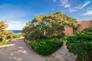 Property grounds - Comfy 96 sqm apartment, perfect for 5 guests. It boasts a veranda with lovely sea views, ideal for outdoor dining and relaxation. We are in the Cala de Flores complex, equipped with tennis courts and a swimming pool, perfect for leisure and physical acti (Porto Cervo)