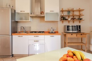 Frigorifero, microonde, forno, piano cottura