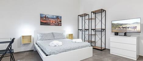 3 bedrooms, desk, iron/ironing board, WiFi