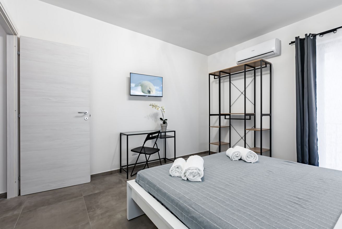 3 habitaciones, escritorio, tabla de planchar con plancha y wifi 