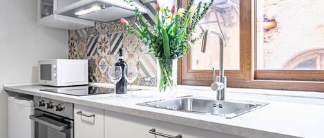 Réfrigérateur, micro-ondes, four, plaque de cuisson