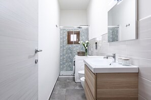 Ducha, secador de pelo, bidet, toallas
