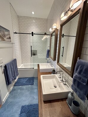 Hårføner, håndklær, såpe og sjampo