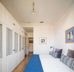 3 Schlafzimmer, Schreibtisch, Bügeleisen/Bügelbrett, kostenloses WLAN