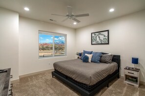 3 Schlafzimmer, Schreibtisch, Bügeleisen/Bügelbrett, Reisekinderbett
