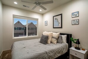 3 habitaciones, escritorio y tabla de planchar con plancha