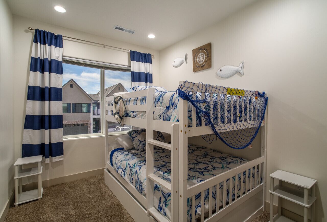 3 habitaciones, escritorio y tabla de planchar con plancha 