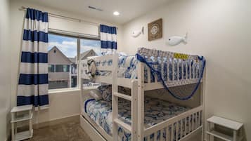 3 habitaciones, escritorio y tabla de planchar con plancha