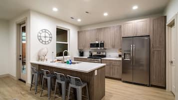 Køleskab, mikrobølgeovn, ovn, kogeplade