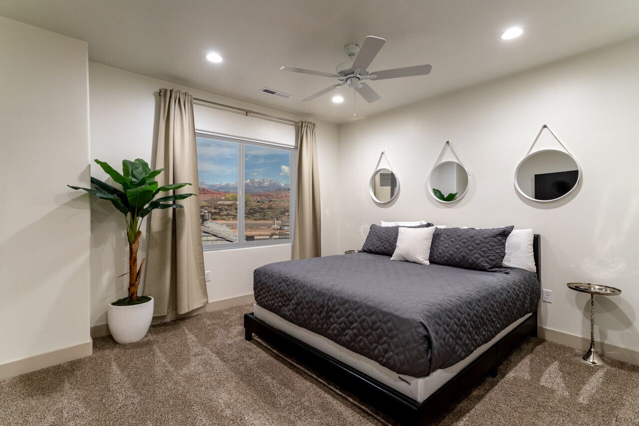 3 室のベッドルーム、デスク、アイロン / アイロン台、旅行用ベビーベッド