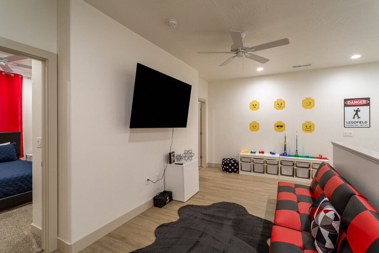 3 habitaciones, escritorio y tabla de planchar con plancha 