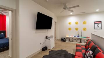 3 habitaciones, escritorio y tabla de planchar con plancha