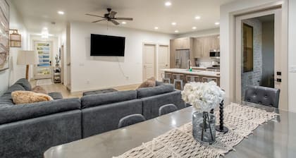 Sandlot! Pool Access! Grill!