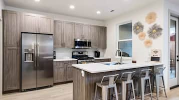 KĂŒhlschrank, Mikrowelle, Ofen, Herdplatte