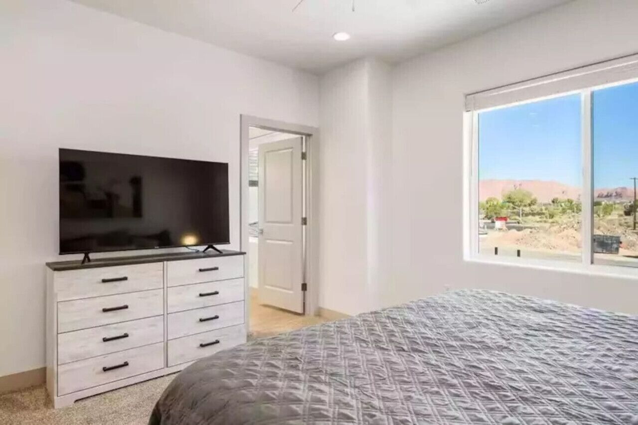 3 bedrooms, desk, iron/ironing board, travel crib