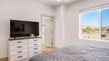 3 bedrooms, desk, iron/ironing board, travel crib