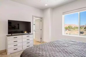 3 Schlafzimmer, Schreibtisch, Bügeleisen/Bügelbrett, Reisekinderbett