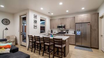 Een koelkast, een microgolfoven, een oven, een kookplaat