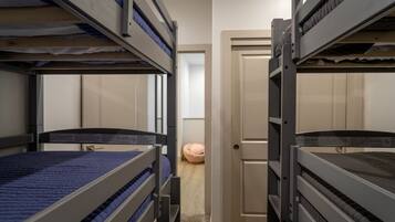 4 soveværelser, skrivebord, strygejern/strygebræt, weekendseng