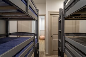 3 間睡房、書桌、熨斗/熨衫板、可攜式嬰兒床