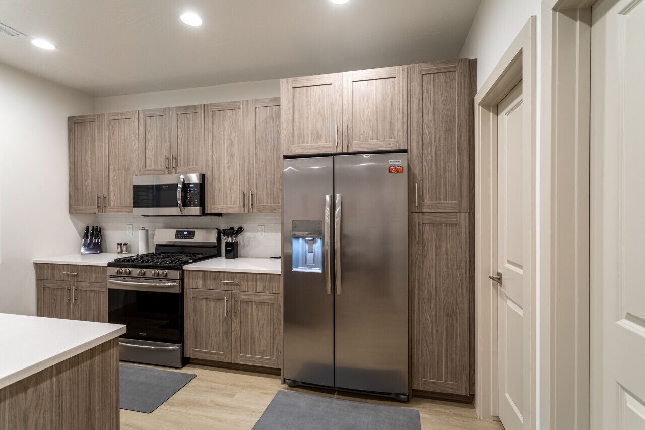 冷蔵庫、電子レンジ、オーブン、コンロ