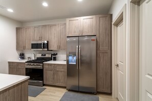 Kühlschrank, Mikrowelle, Ofen, Herdplatte