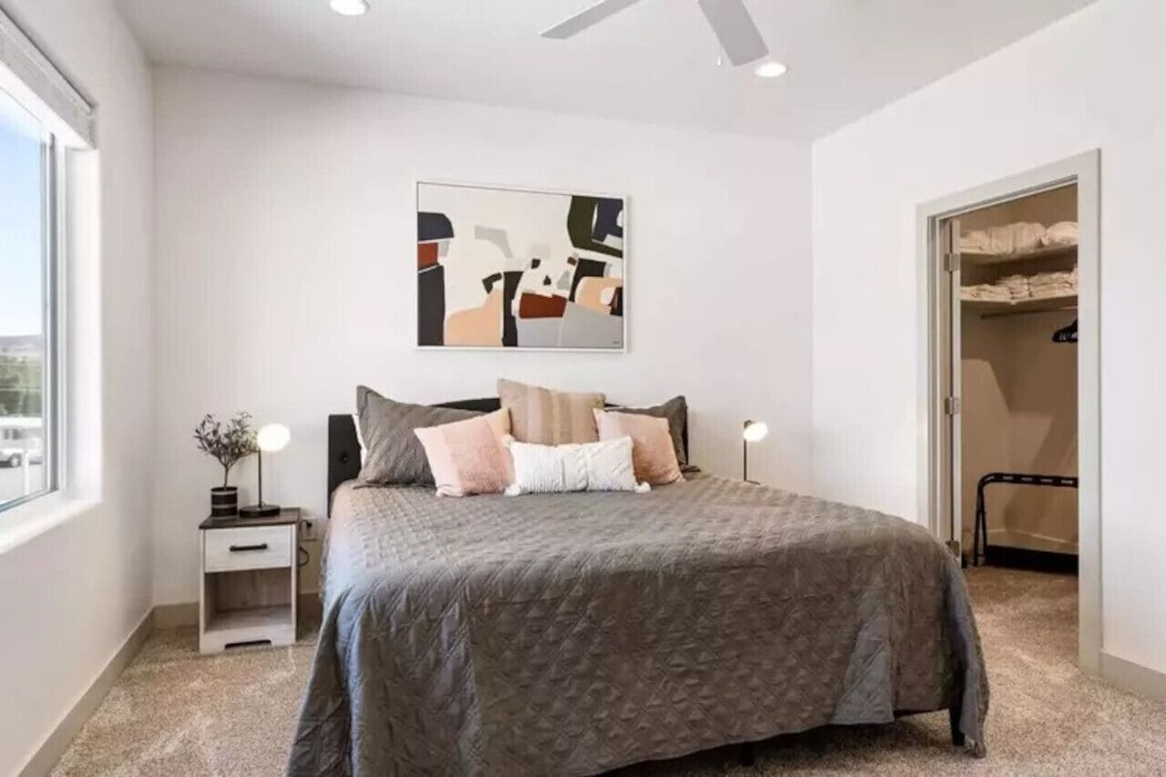 3 dormitorios, escritorio, tabla de planchar con plancha y cuna de viaje