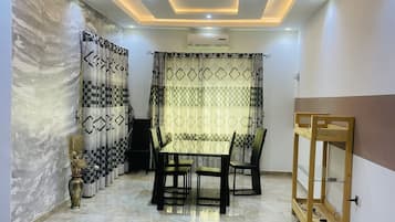 Classic Apartment | In-room dining