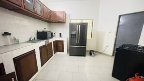Classic Apartment | Private kitchen | Full-sized fridge, microwave, oven, mixer - Appartement Meublé Calavi 2 chambres (Abomey-Calavi)